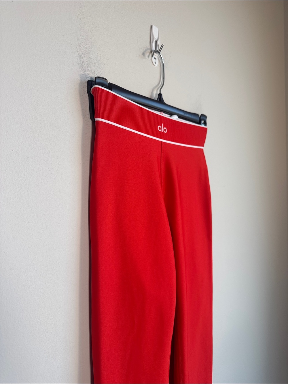 ALO Yoga Airlift High-Waist Alignment Legging in Bright Red/White - XXS - Picture 4 of 6